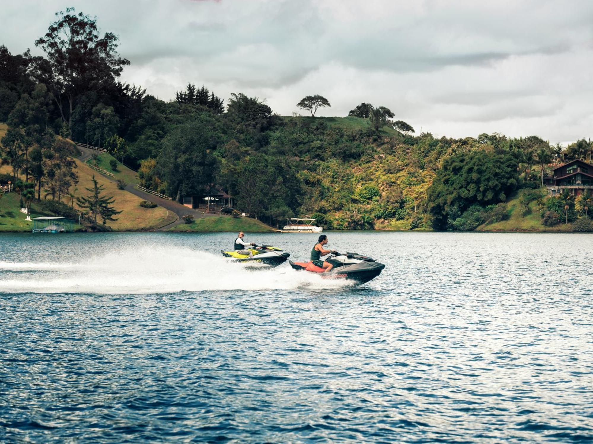 The Boato Hotel Guatape Exterior photo Jet skiing on Lake Awoiti